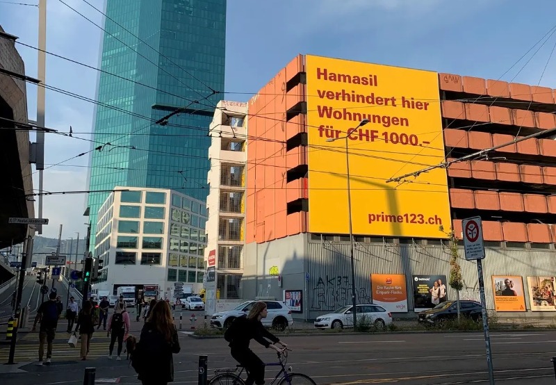 Der Ton wird schärfer: Bauherrin Welti-Furrer greift mit einem Mega-Plakat die Hamasil-Stiftung an, die gegen ihr Projekt «Prime 123» rekurriert.
